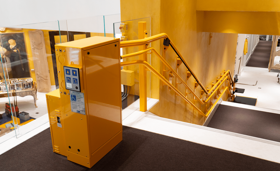 Inclined lift for stairwell