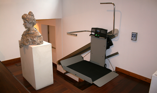 Incline wheelchair lift