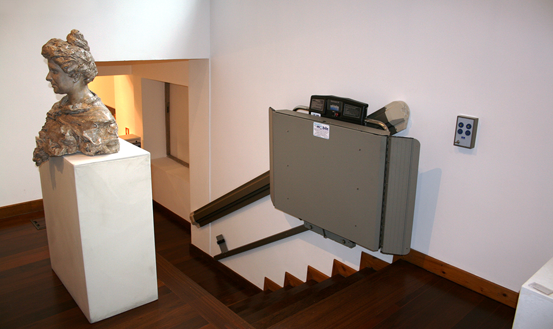 Incline wheelchair lift