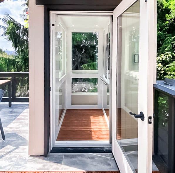 Outdoor glass elevator