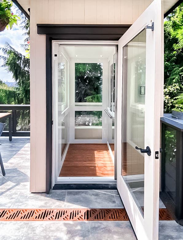 Outdoor glass elevator